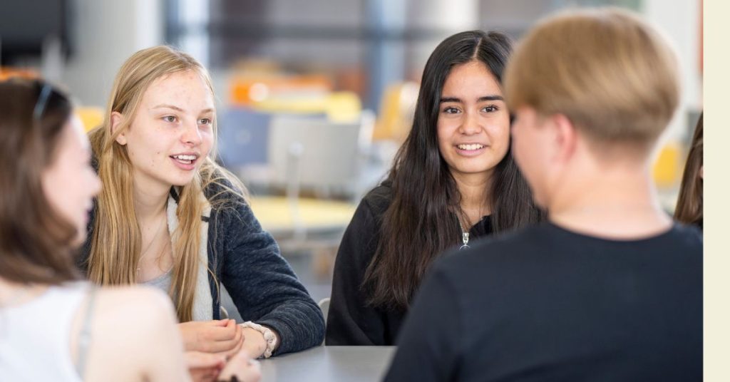 Nuoria pöydän ympärillä