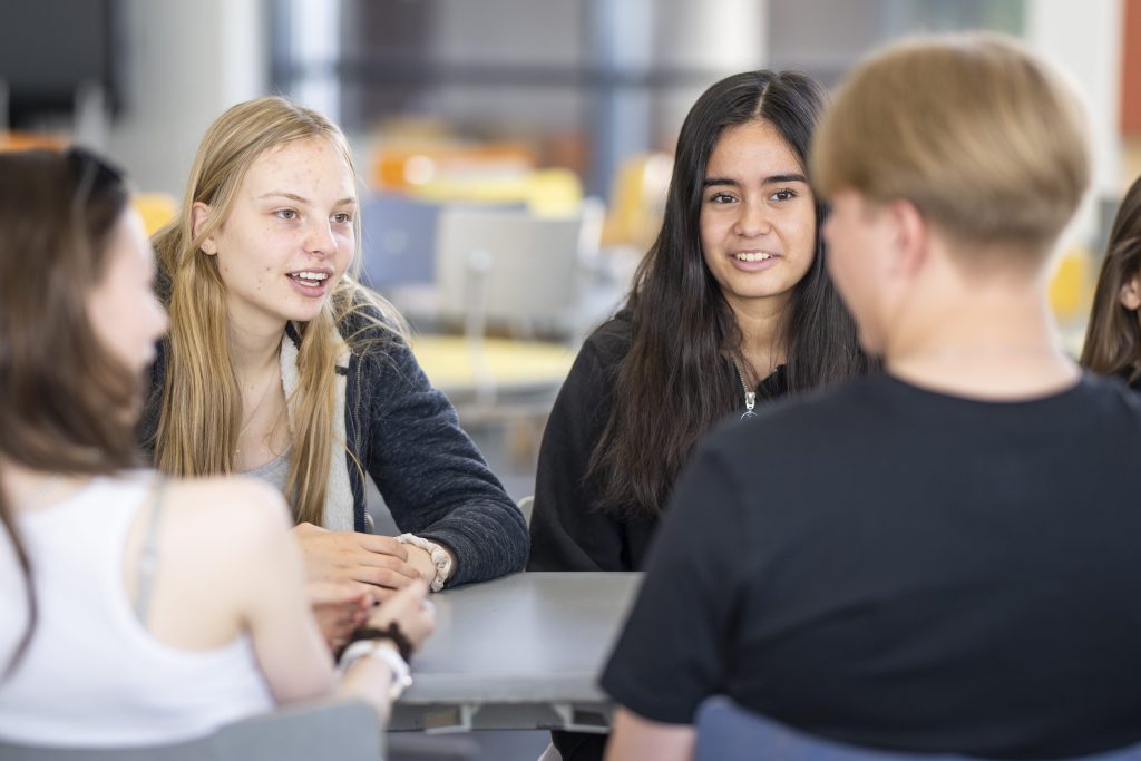 Oppilaat ruokailemassa yhdessä