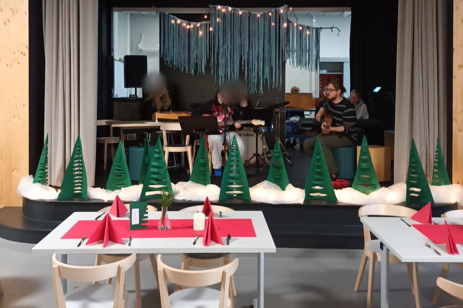 kouluruokala sisustettu jouluteemalla